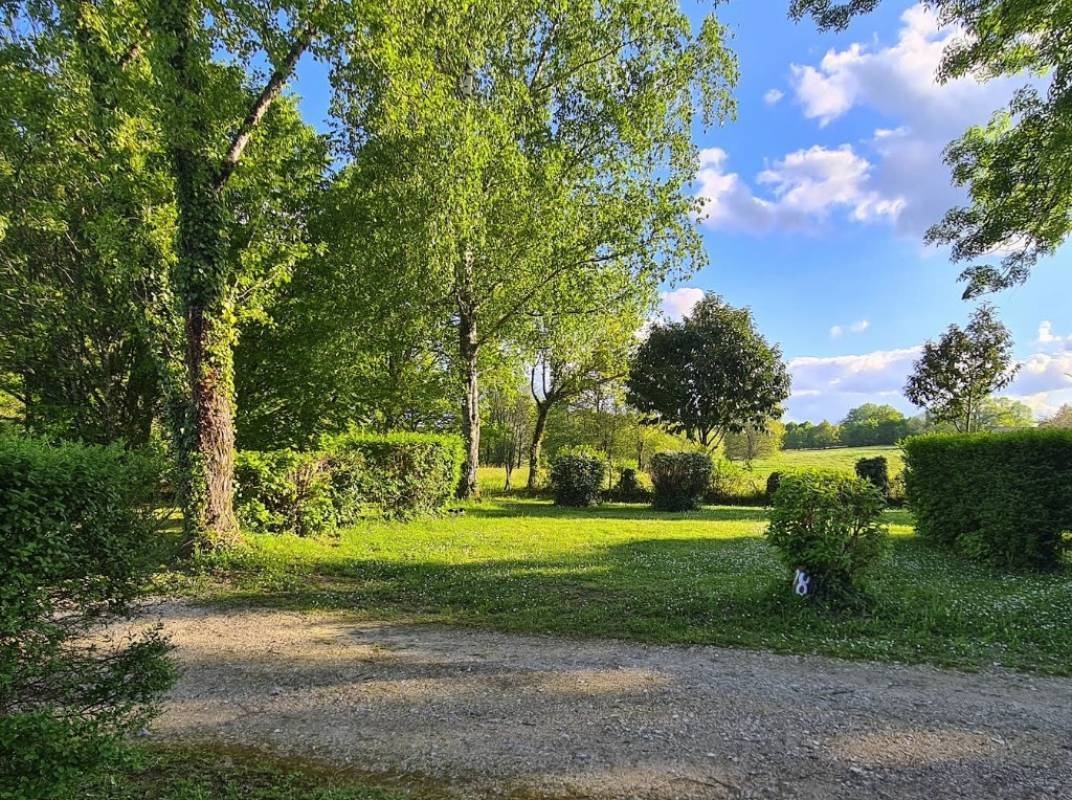 Camping Le Lieu — Kemp in Saint-Jory-de-Chalais