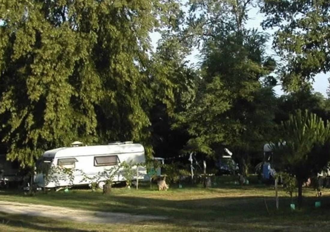 Château Guiton Camping & Gîtes (Naturisten Camping) — Kamp yeri in Frontenac