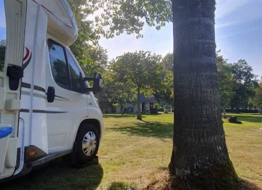Camping Paradis Nature à La Chapelle d'Angillon — Campingplats in Ivoy-le-Pré