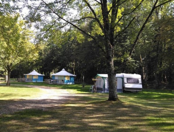 Camping Paradis Nature à La Chapelle d'Angillon — Photo 2