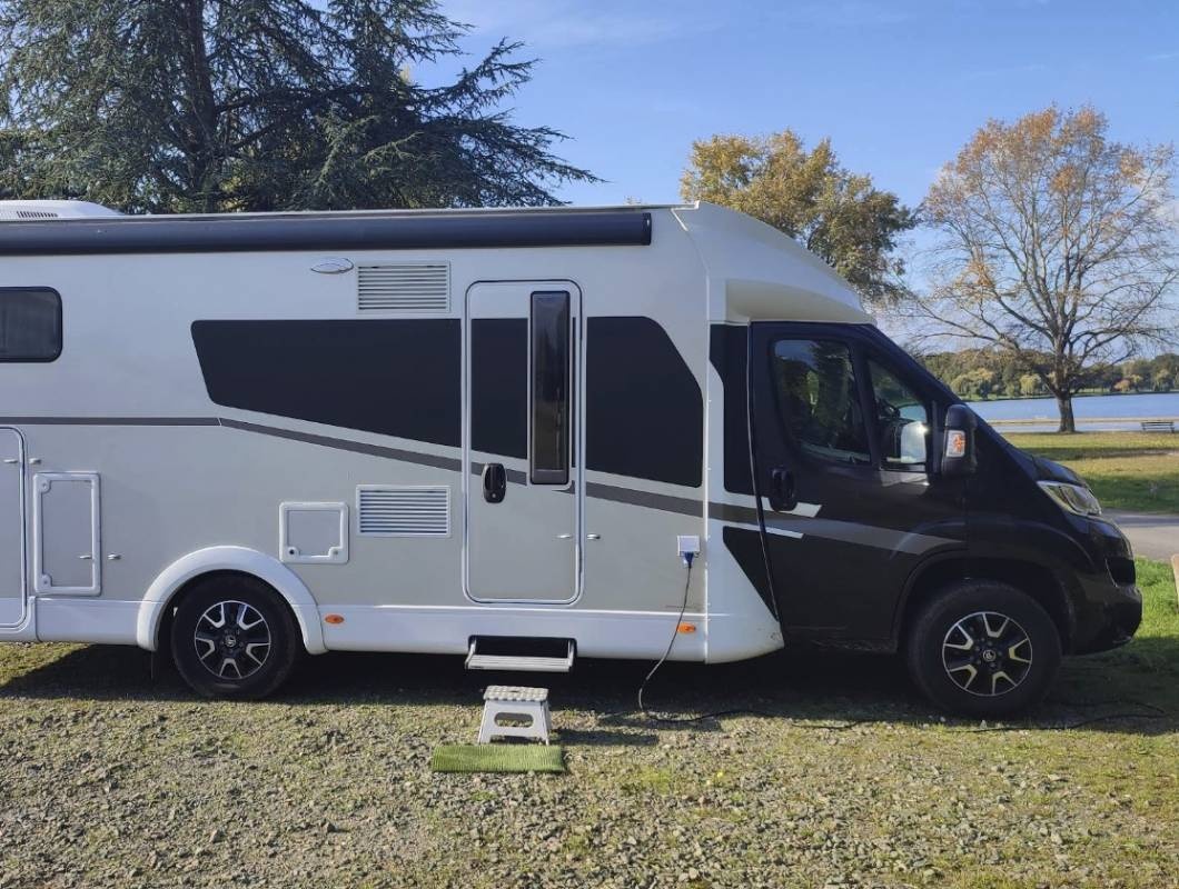 Stellplatz Mansigné — 露营车营地 in Mansigné