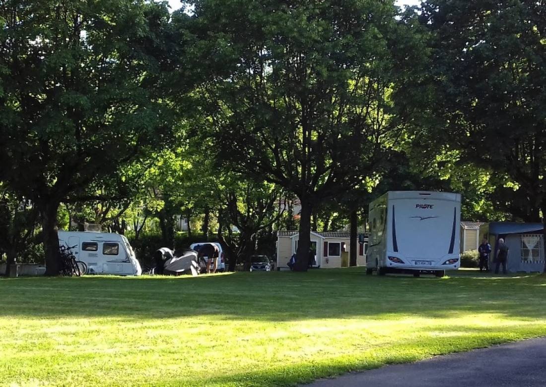 Camping La Vallée du Thoré ** — Campingplass in Saint-Amans-Soult / Occitanie