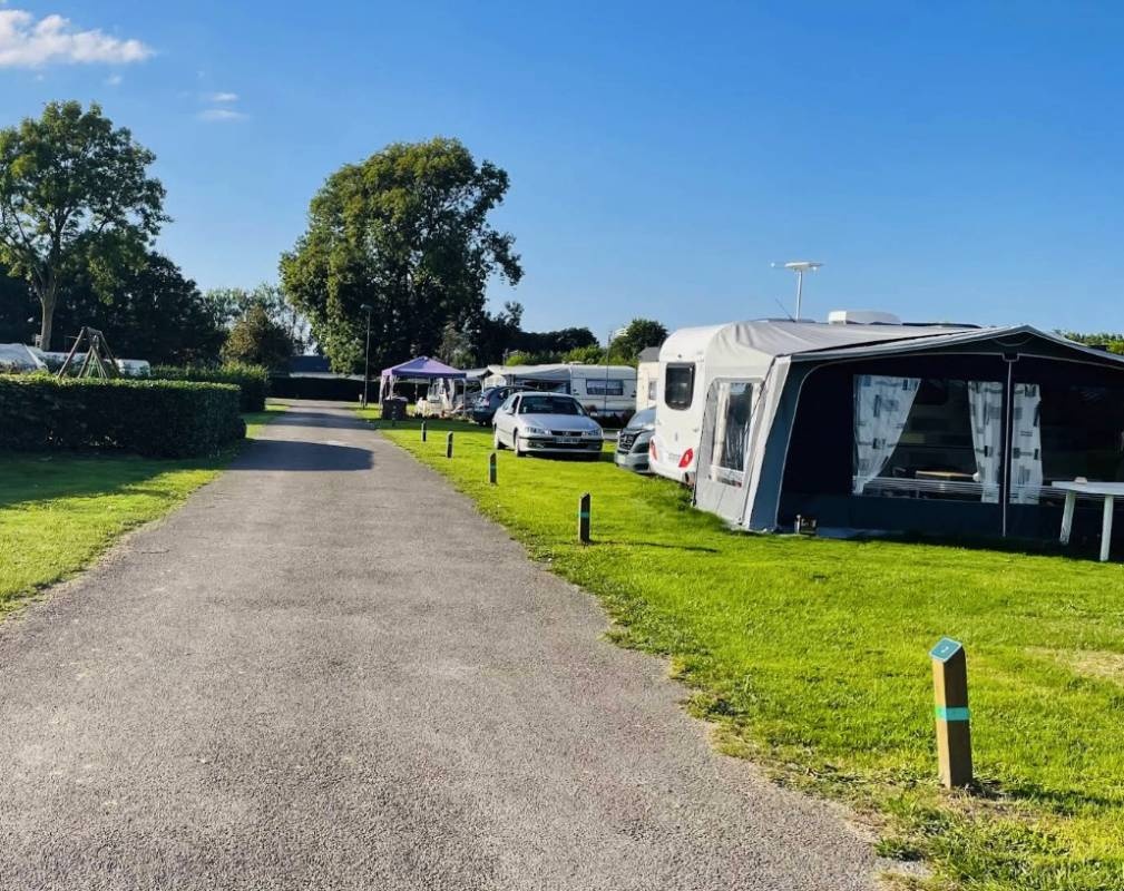 Camping Municipal Au Chant des Oiseaux — Sítio de acampamento in Friaucourt