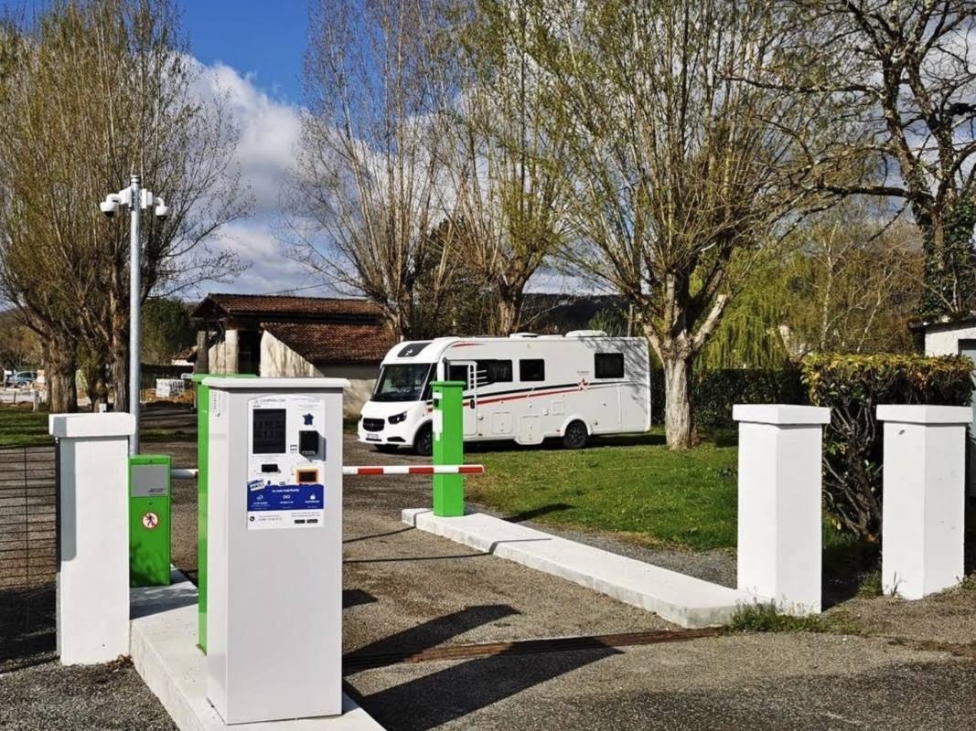 Stellplatz Montcuq-en-Quercy-Blanc — Ställplats in Montcuq-en-Quercy-Blanc