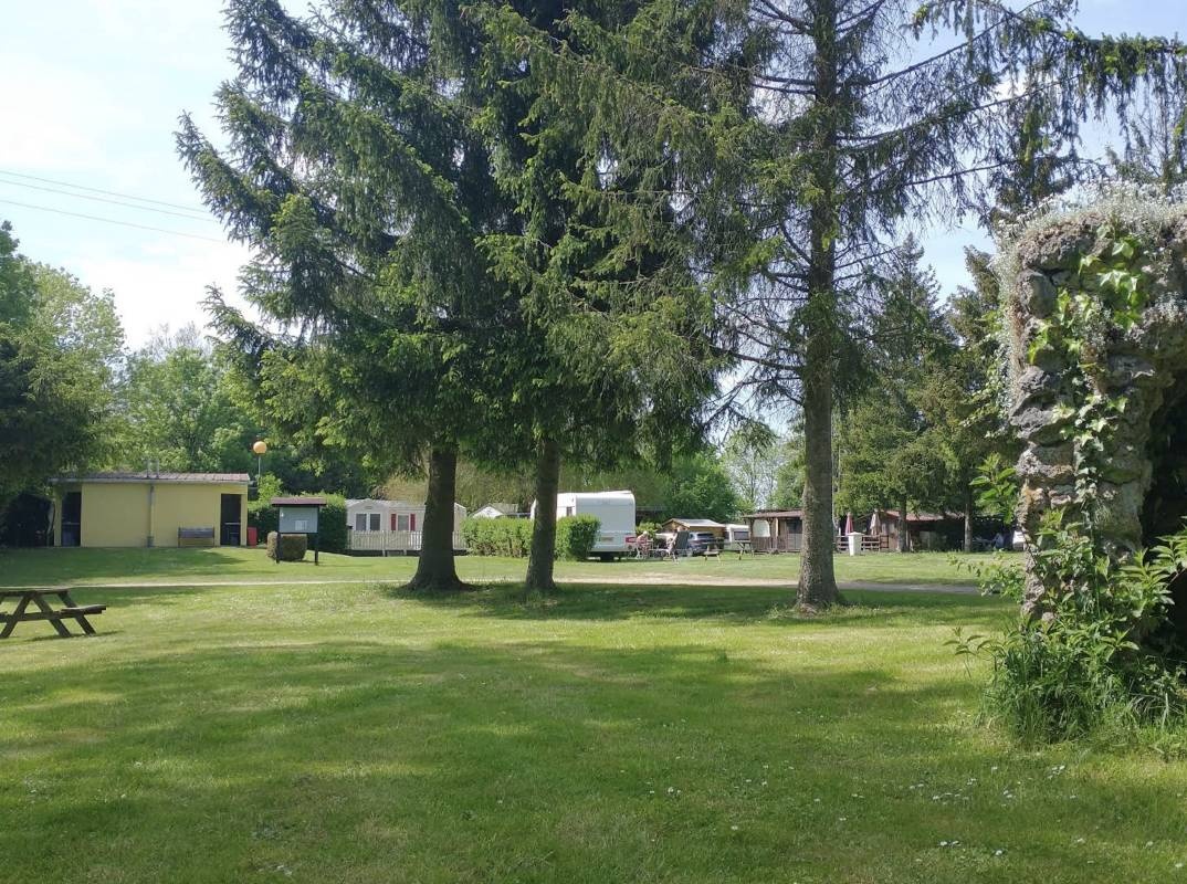 Camping Le Brouzel — Kemp in Sivry-sur-meuse / Auvergne-Rhône-Alpes