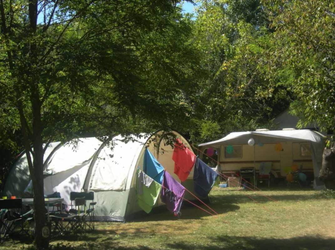 Camping Les Cerisiers ** — Kamp yeri in Ispagnac