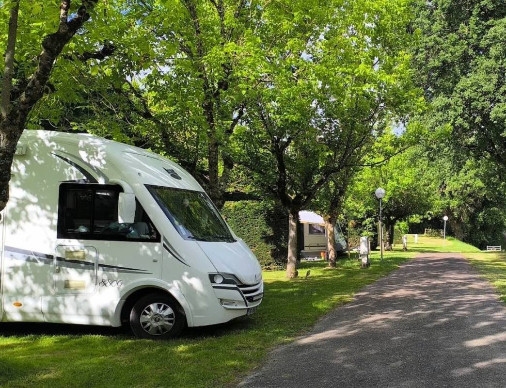 Camping Du Lac de Damazan — Campingplats in Saint-Pierre-de-Buzet