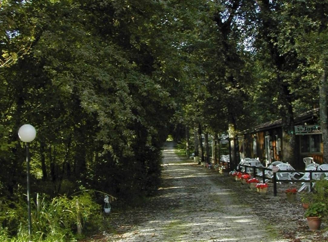 Camping La Vallée de Gardelau *** — Sítio de acampamento in Sérignac-Péboudou