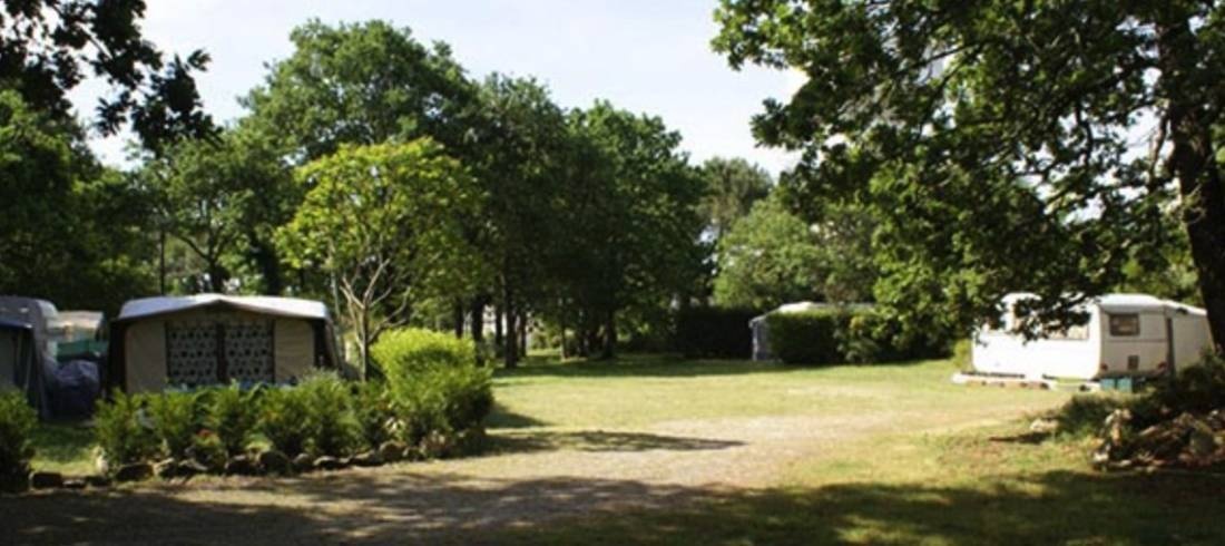 Camping les Ajoncs — Місце для кемпінгу in Ploemeu