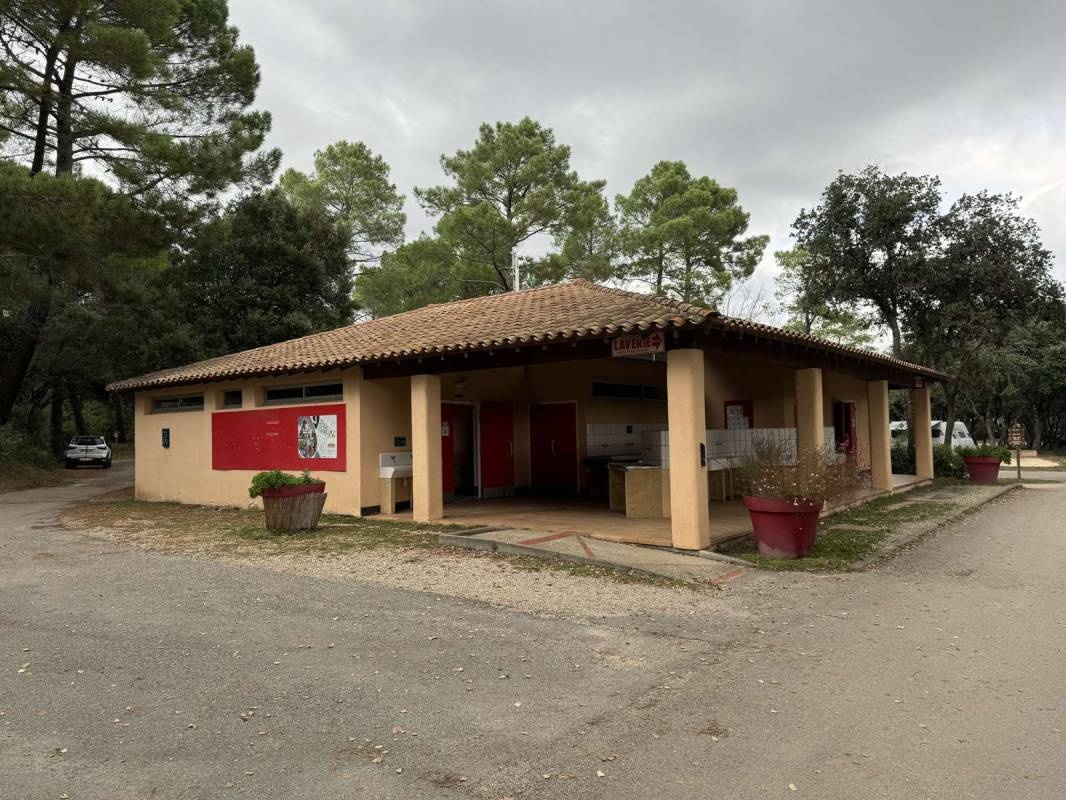Camping la Sousta — Campingplass in Remoulins / Occitanie