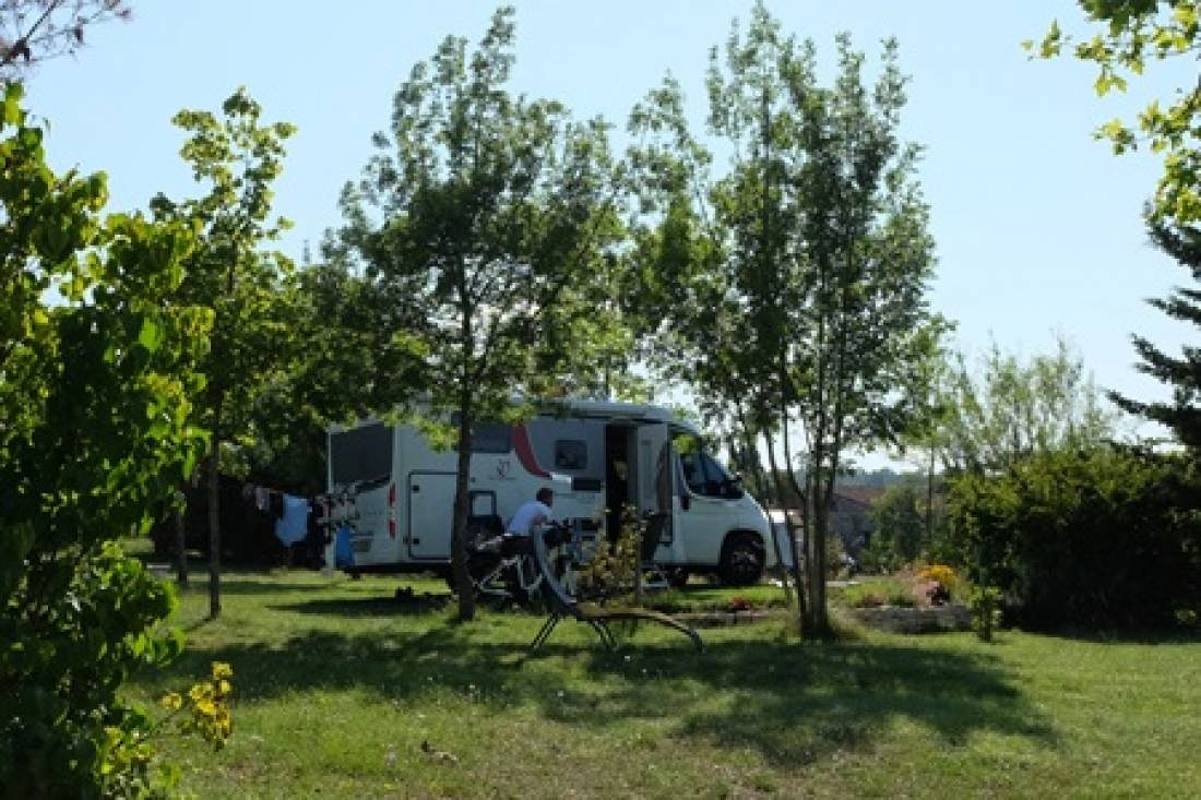 La Magerie — Campingplatz in La Roche-sur-Grane / Auvergne-Rhône-Alpes