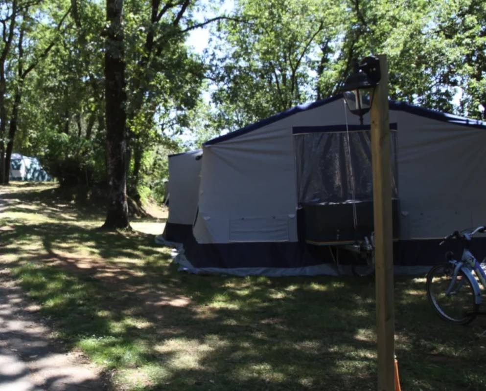 Camping Des Bastides **** — Місце для кемпінгу in Salles