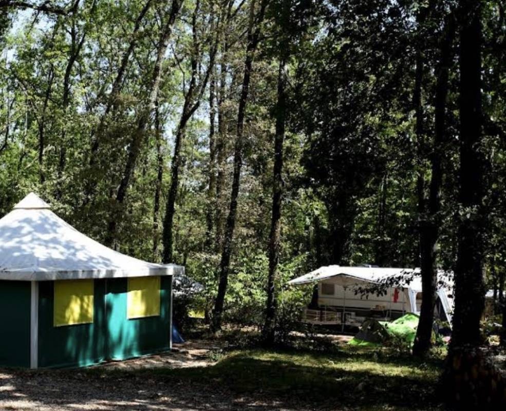 Camping l'Evasion — Місце для кемпінгу in Puy-l'Évêque 