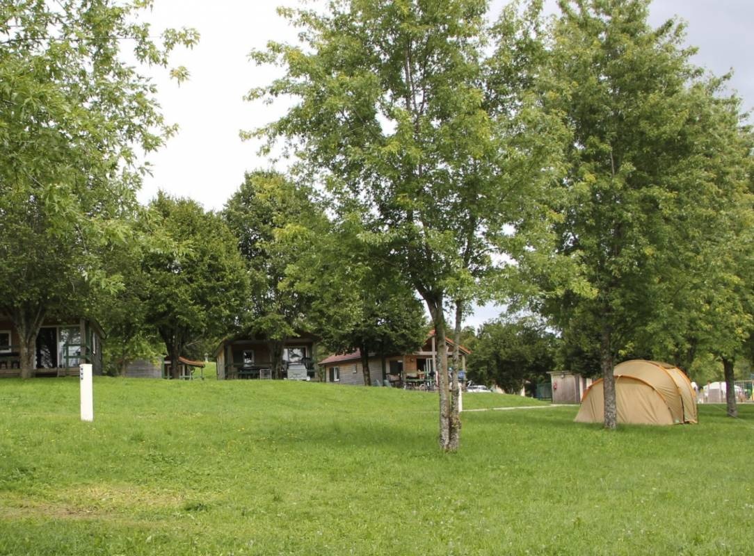 Camping du Bois Joli | Les Chalets d'Alésia — Campingplats in Chaux-des-Crotenay