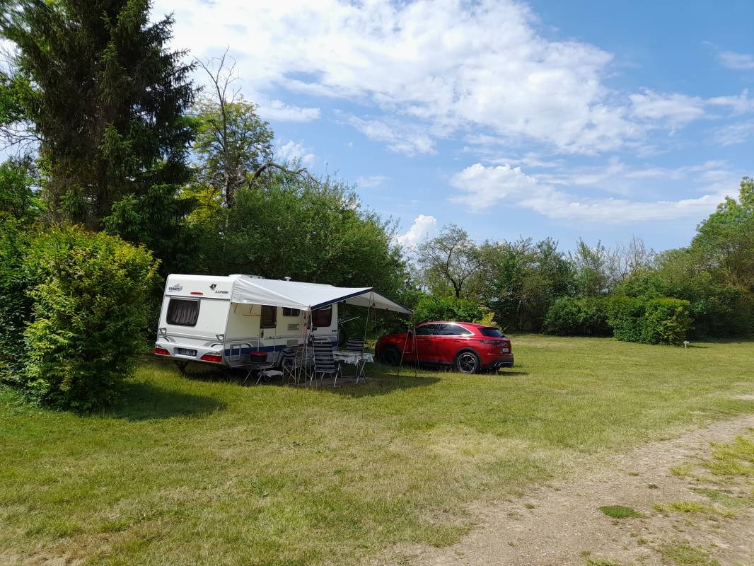 Camping Le Petit Trianon de Saint Ustre — Kamp yeri in Ingrandes