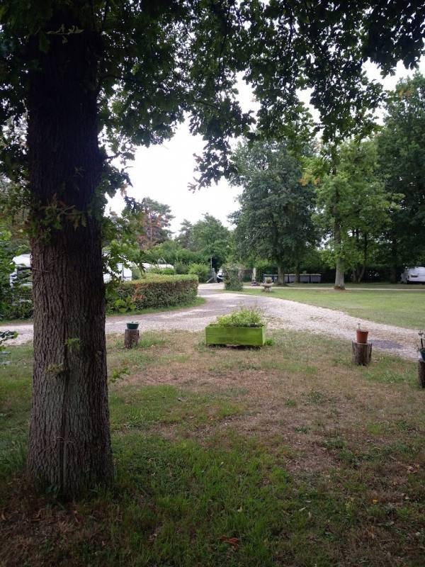 Camping Caravaning Valparis — Kamp yeri in Nesles-la-Vallée / Île-de-France