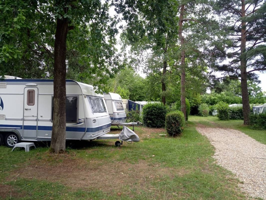 Camping Caravaning Valparis — Camping in Nesles-la-Vallée / Île-de-France