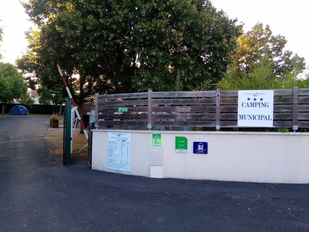 Camping Des Ecluzelles — Kemp in Chasseneuil-du-Poitou