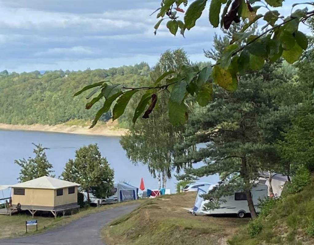 Camping Les Aubazines — Місце для кемпінгу in Bort-les-Orgues