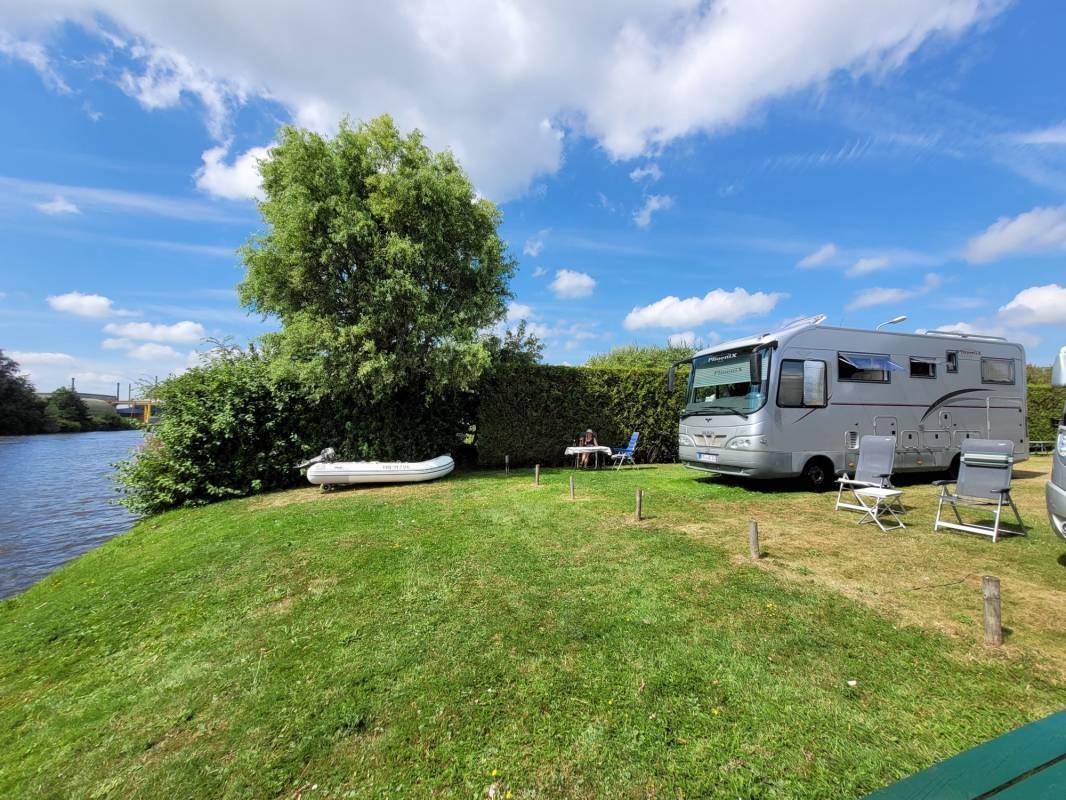 Camperplaats Prinses Margriet Kanaal — Stellplatz in  Burgum