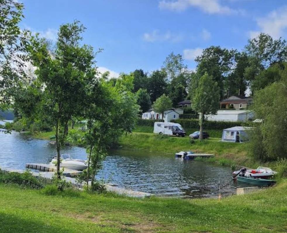 Camping du Lac *** — Campingplats in Pont-de-Salars / Occitanie