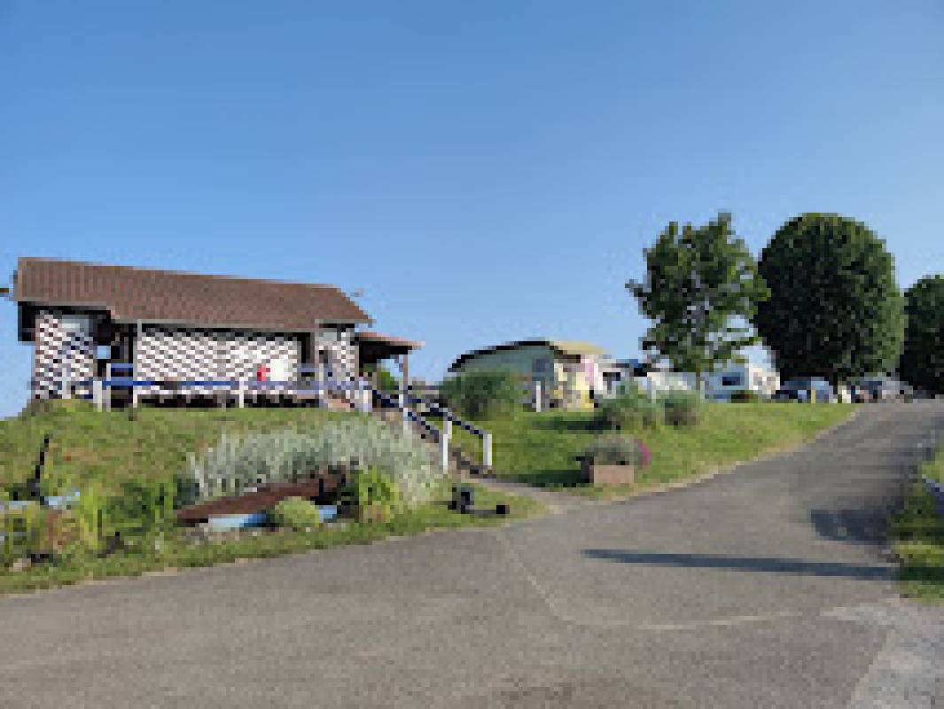 Camping Les Bords du Rhin — Kamp yeri in Seltz / Grand Est