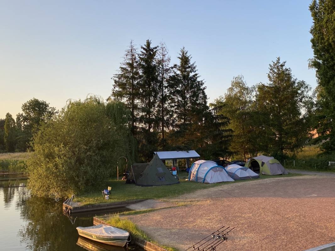 Camping le refuge des pecheurs — Campingplatz in Holving