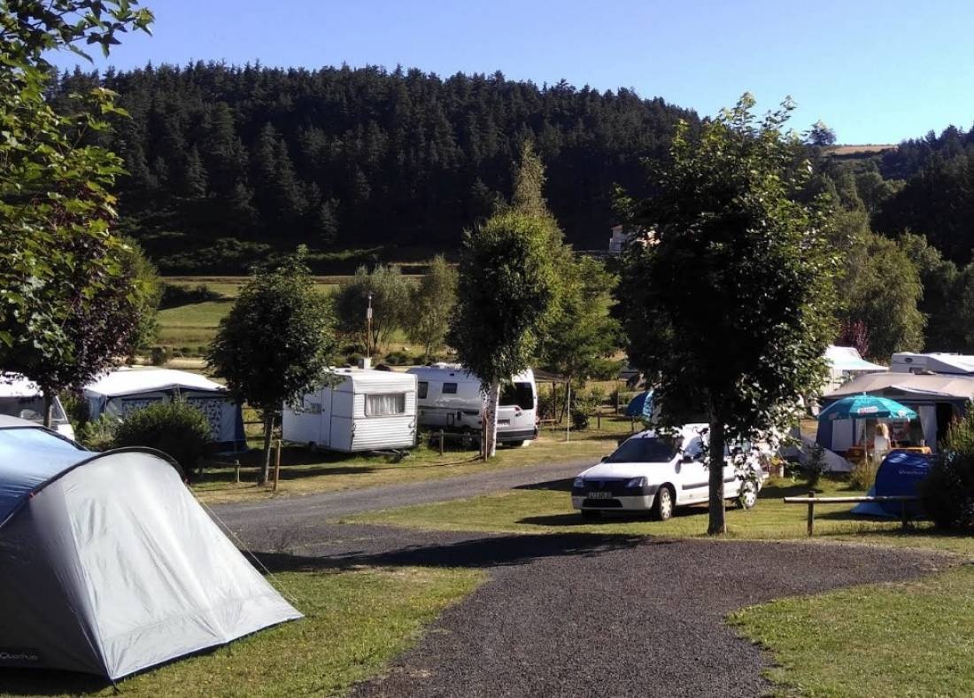Chalets/Camping Les Fauvettes — Camping in Saint-Préjet-d'Allier 
