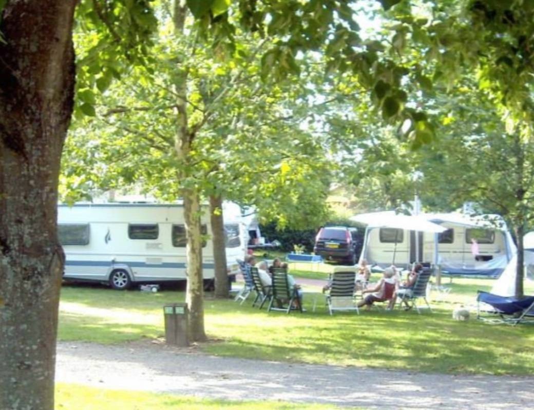 Camping Municipal Les Feuilles *** — Kemp in Chauffailles
