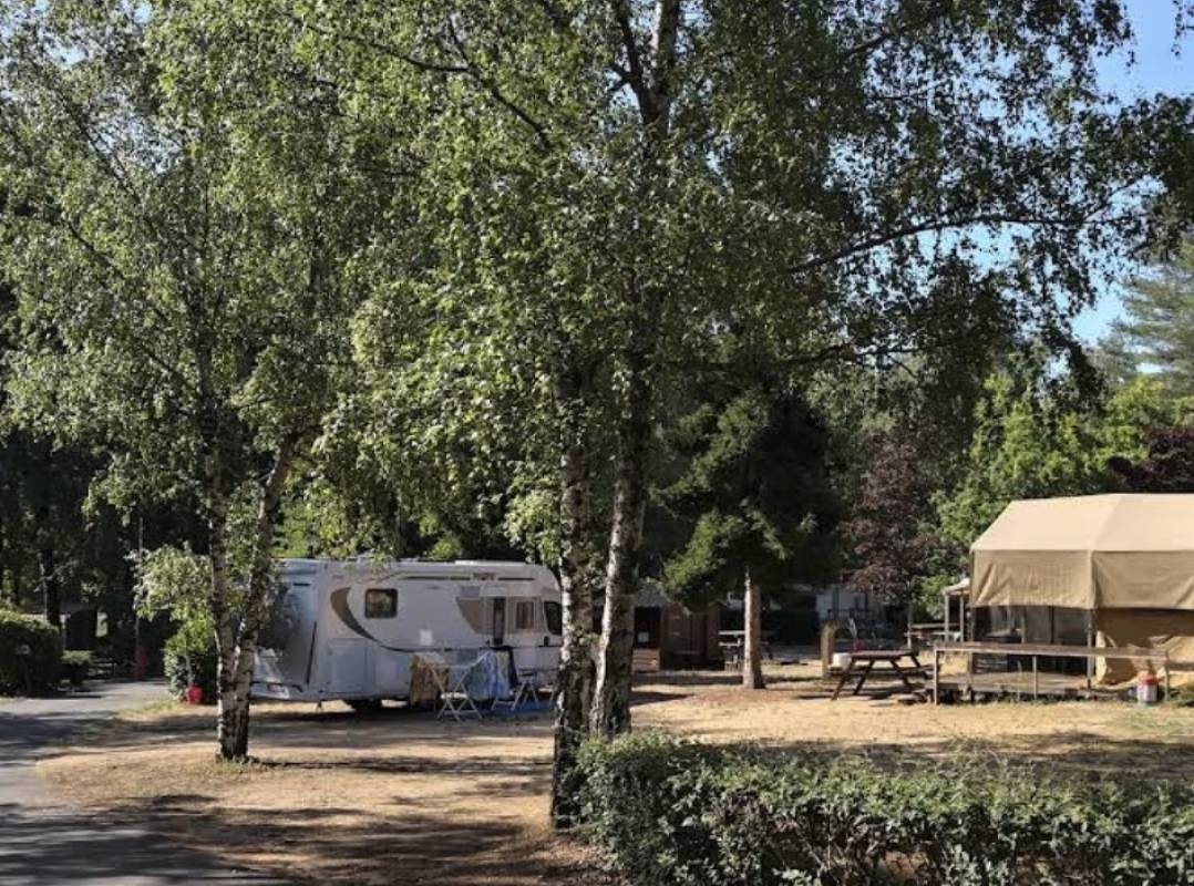 Camping Les Vaugeons ** — 露营地 in Écommoy