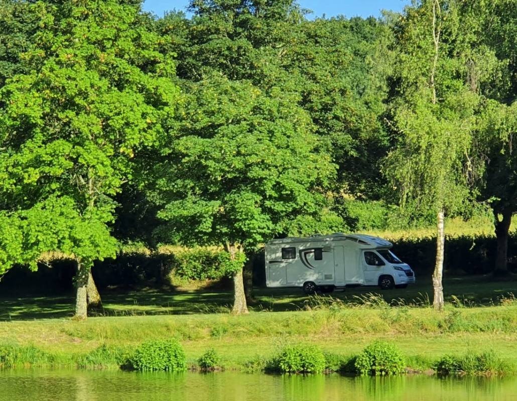 Camping Municipal Les Vergnes — Kamp yeri in Rougnat