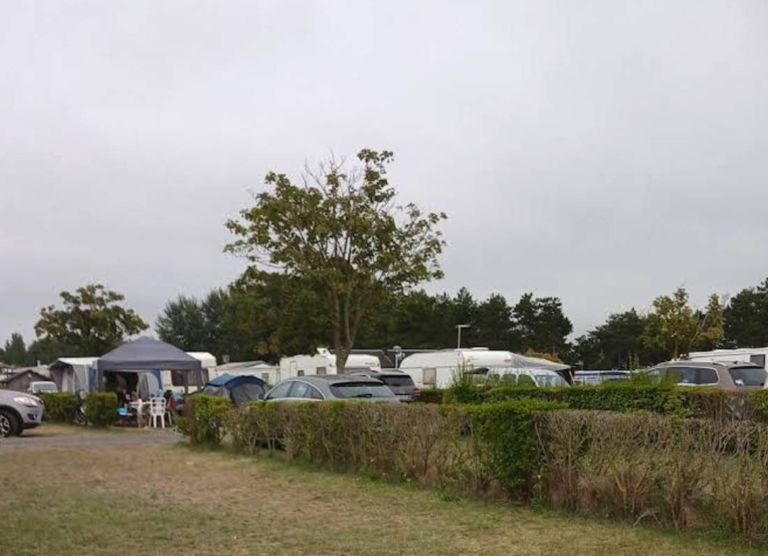 Camping du Sud — Sítio de acampamento in Hauteville-sur-Mer