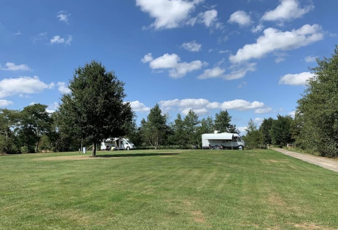 Camperpark Landgoed Jonker — Sp. parking dla kamperów in Doezum