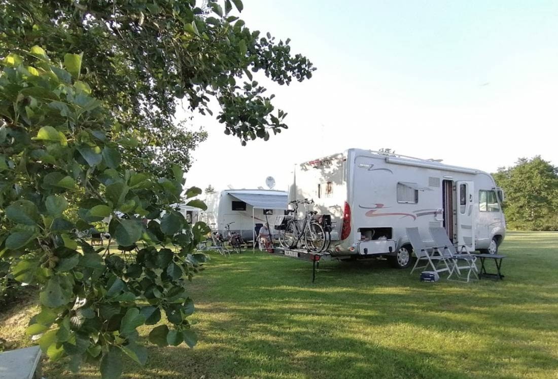 Camperpark Landgoed Jonker — Sp. parking dla kamperów in Doezum
