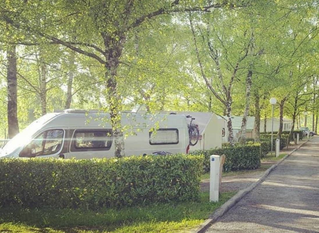 Camping L'Air du Lac *** — Kamp yeri in Saint-Hilaire-les-Places