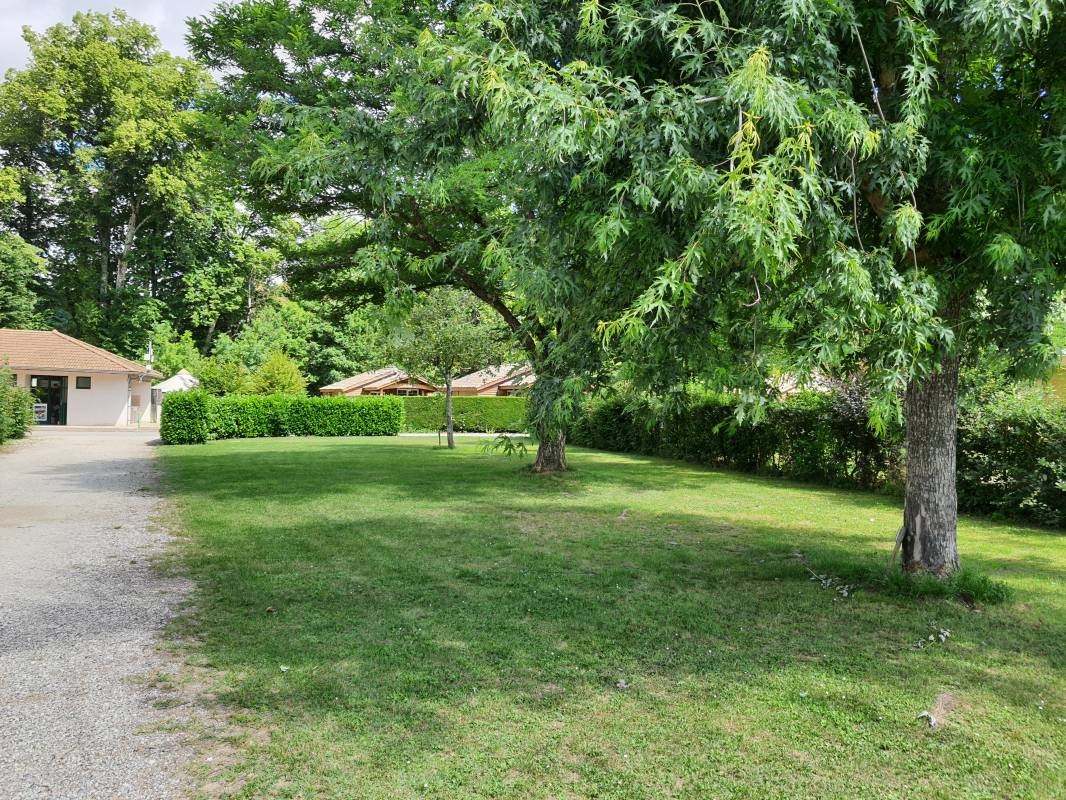 Flower Camping Le Château *** — Campingplats in Hauterives / Auvergne-Rhône-Alpes