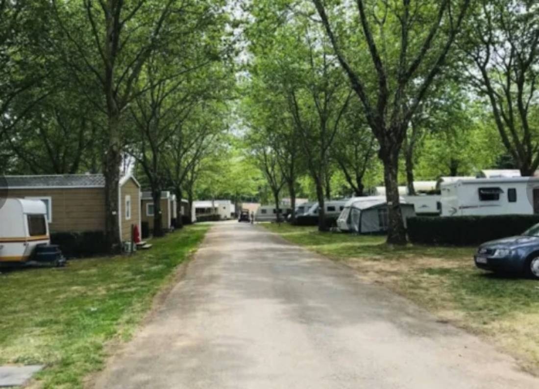 Camping du Lac Pouzauges *** — Місце для кемпінгу in Pouzauges 