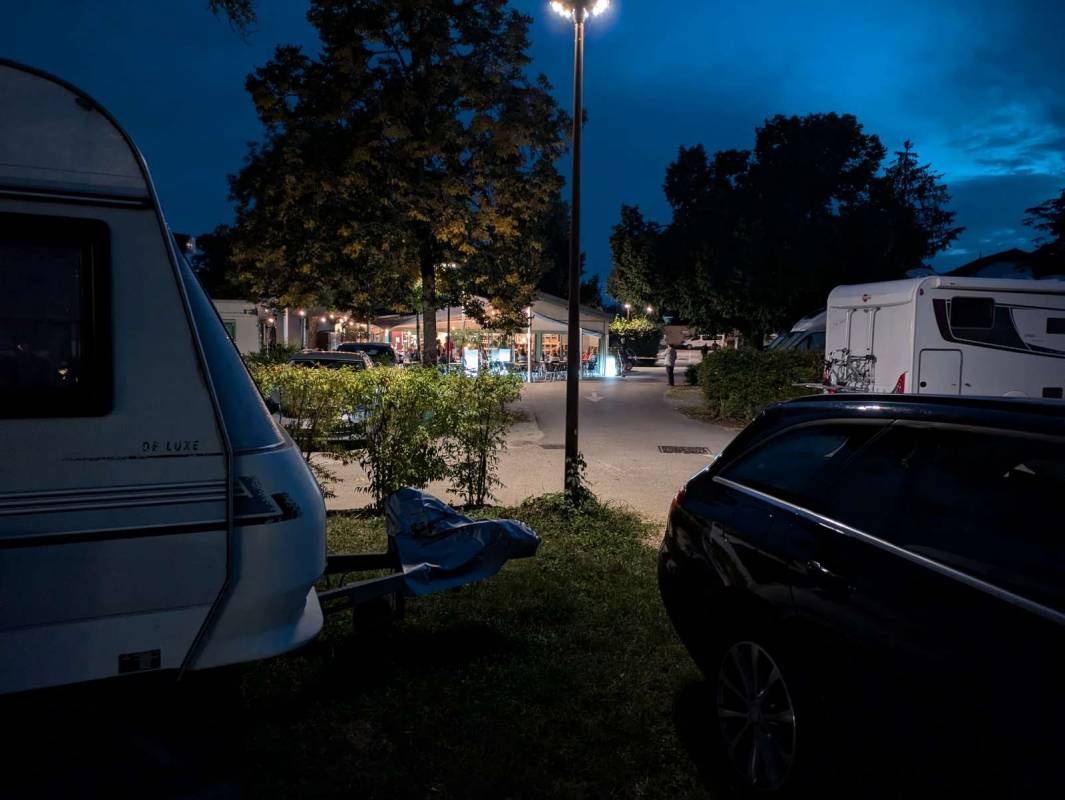 Camping Les cents Vignes — Camping Site in Beaune