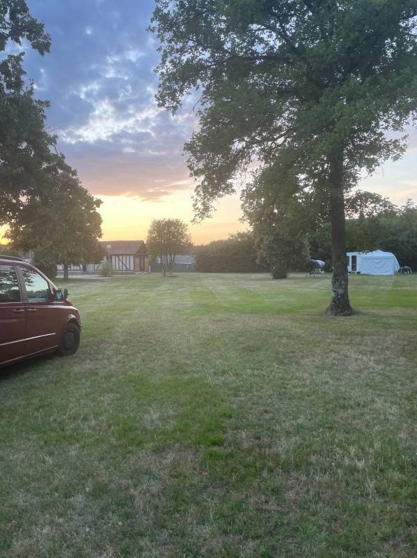 Camping Municipal de Sainte-Montaine — Sítio de acampamento in Sainte-Montaine