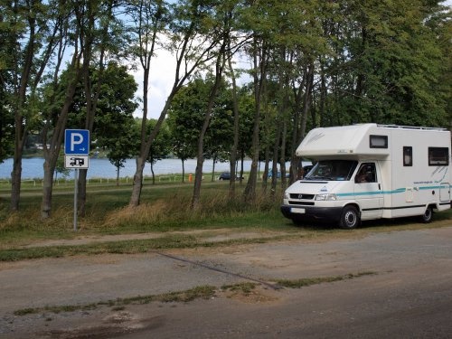 Wohnmobilstellplatz am FKK-Strand Talsperre Pöhl — Sp. parking dla kamperów in Pöhl