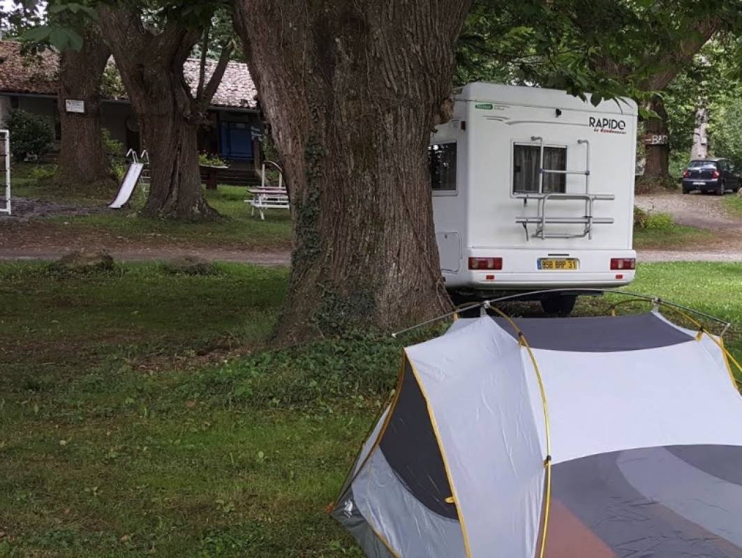 Camping Le Rural — Campingplats in Tibiran-Jaunac / Occitanie