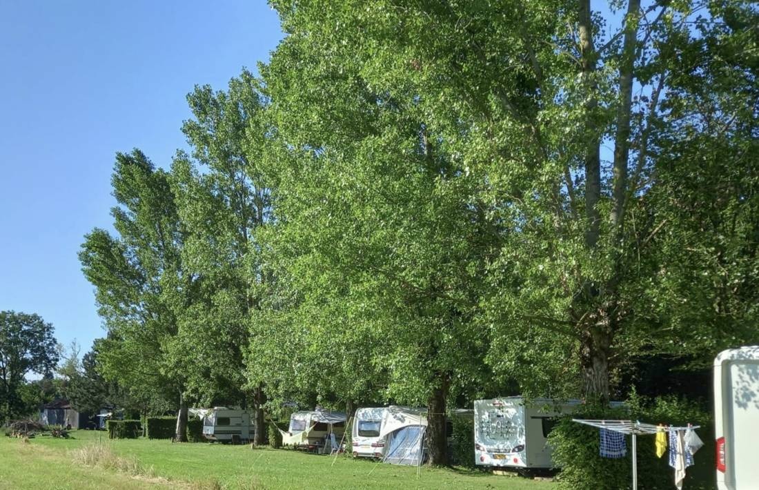 Camping l' Esplanade — Area da campeggio in Cromary / Bourgogne Franche-Comté