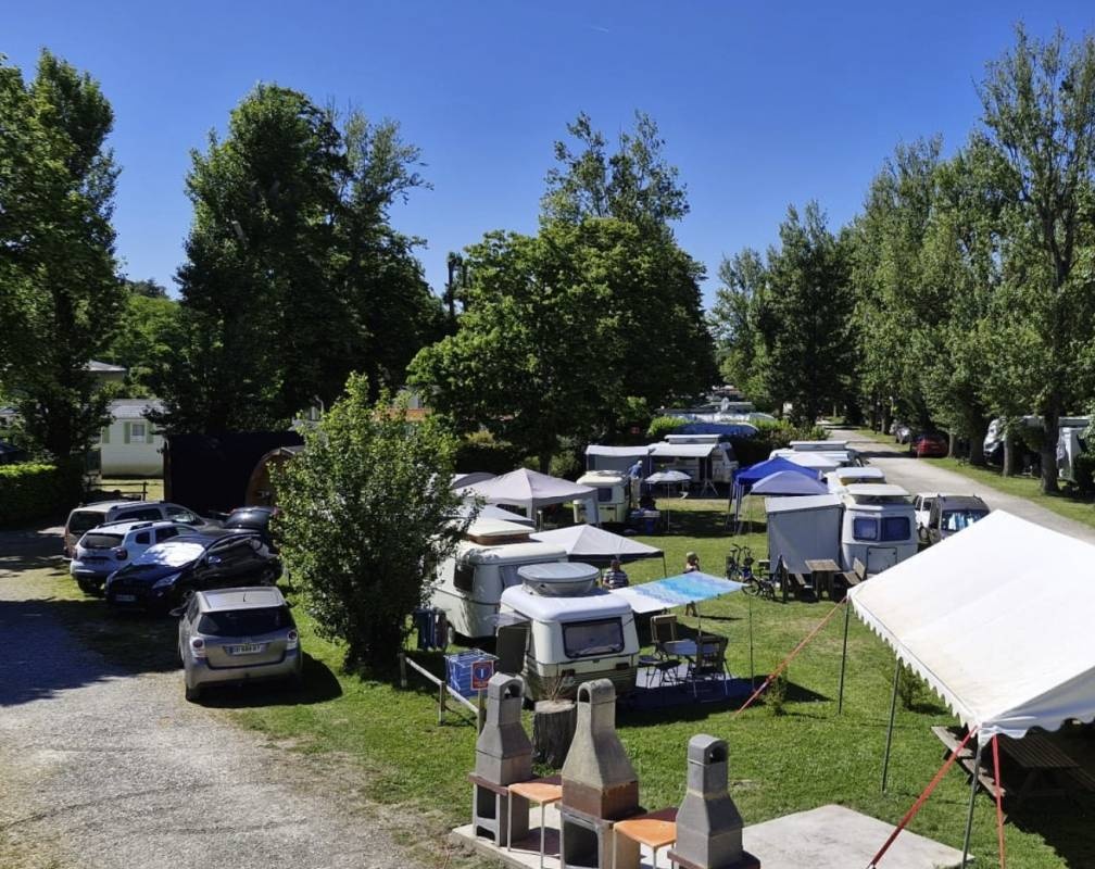 Camping Les Violettes *** — Campingplats in Deyme