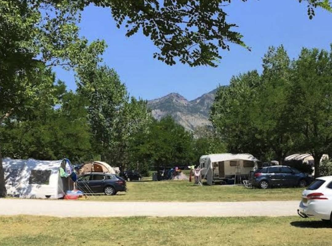 Camping Les Tuillères *** — Camping Site in Vercheny
