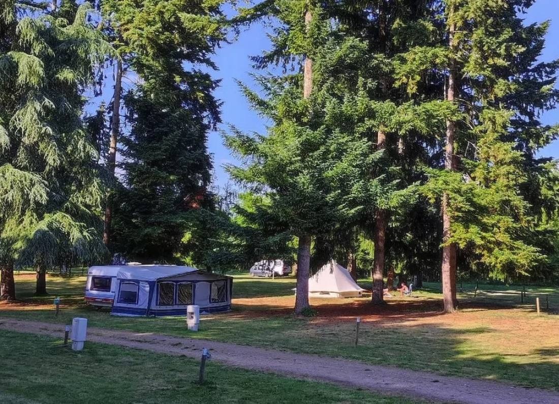 Camping Le Grand Pré — Kemp in Saint-Pierre-de-Maillé / Auvergne-Rhône-Alpes