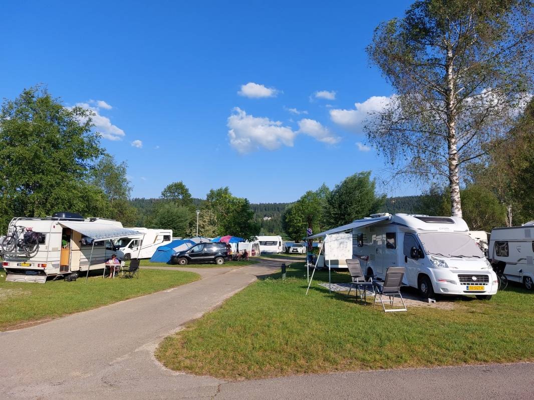 Camping Municipal — Місце для кемпінгу in Saint-Point-Lac / Bourgogne Franche-Comté