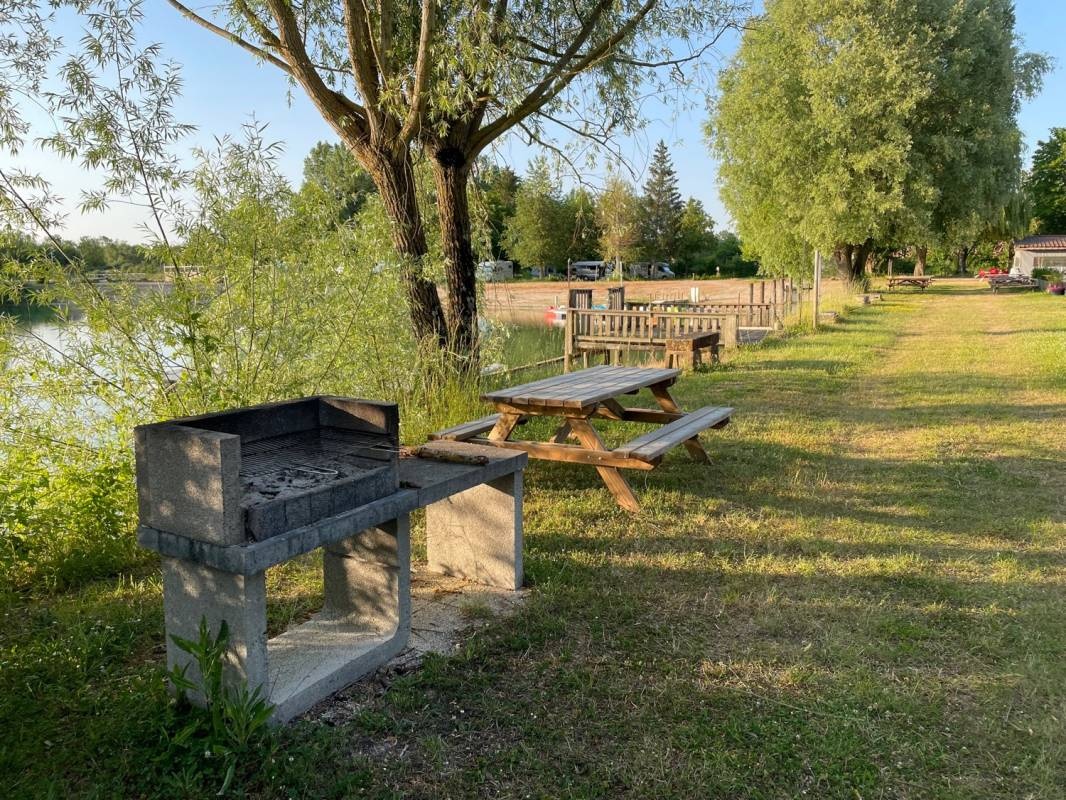 Les Terres Rouges — Cámping in Clérey / Grand Est