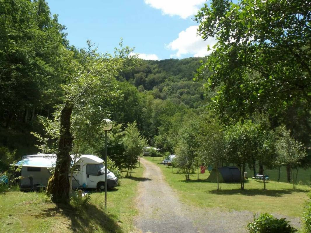 Camping Pont du Rouffet — Campingplass in Saint-Martin-Cantalès / Auvergne-Rhône-Alpes