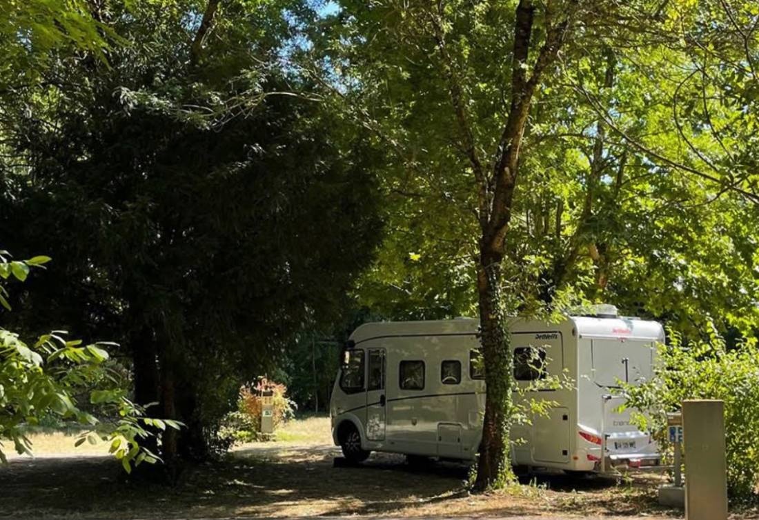 Camping aux Tonneaux — Camping Site in Méounes-lès-Montrieux 