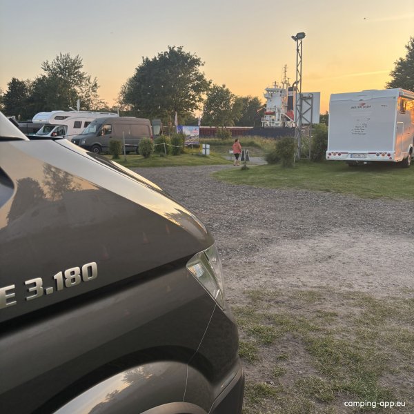 Wohnmobilhafen am Flugplatz — Foto 2